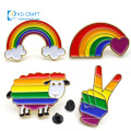 Diseño personalizado barato al por mayor su propio pin de solapa de oveja animal de dibujos animados lindo esmalte colorido arco iris de metal para niños